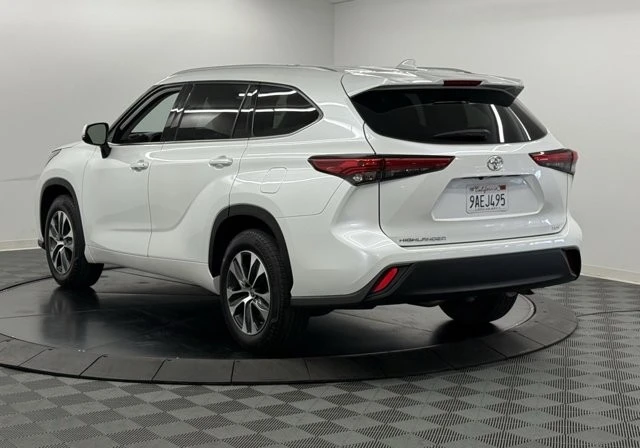 2022 Toyota Highlander - Image 10 of 12