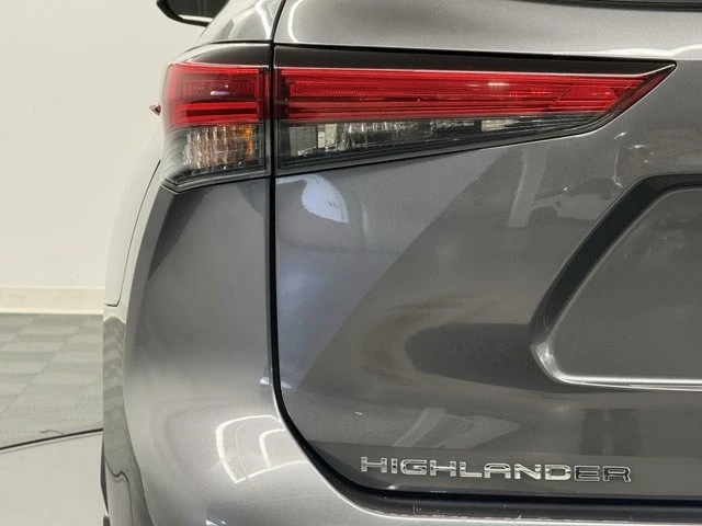 2022 Toyota Highlander - Image 9 of 12
