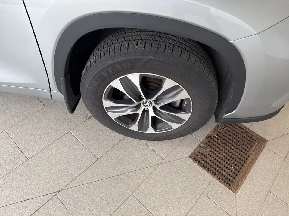 2022 Toyota Highlander - Image 9 of 12