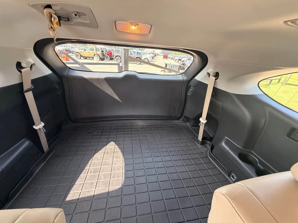 2022 Toyota Highlander - Image 15 of 18