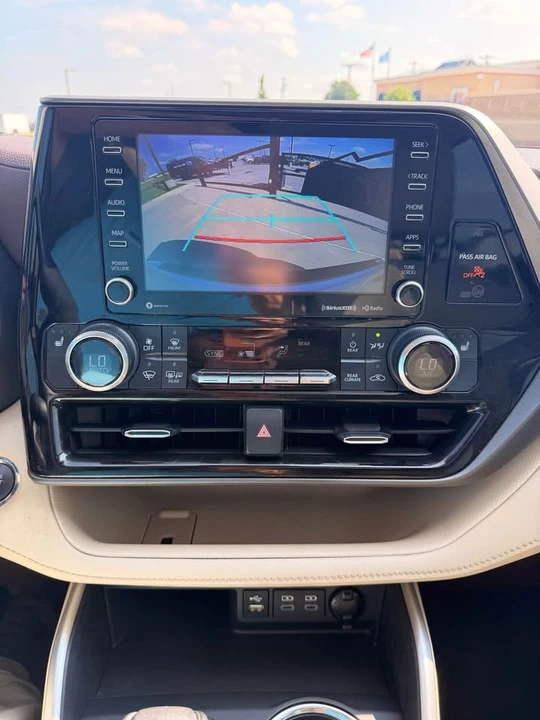 2022 Toyota Highlander - Image 17 of 18