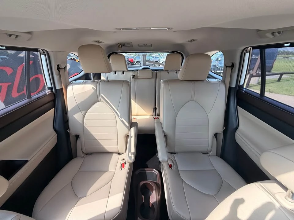 2022 Toyota Highlander - Image 13 of 18