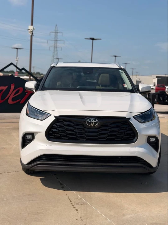 2022 Toyota Highlander - Image 2 of 18
