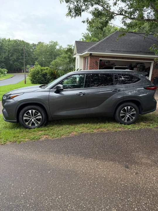 2022 Toyota Highlander - Image 2 of 12