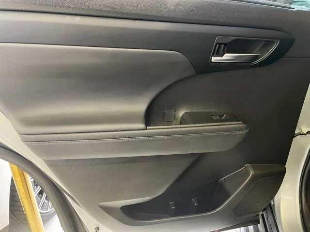 2022 Toyota Highlander - Image 19 of 21