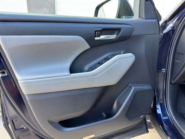 2022 Toyota Highlander - Image 10 of 21