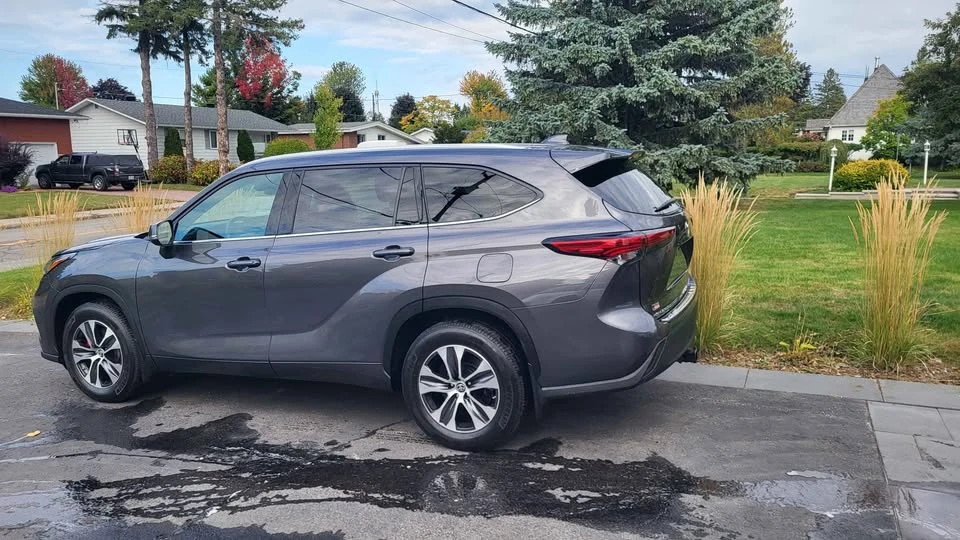2022 Toyota Highlander - Image 2 of 19