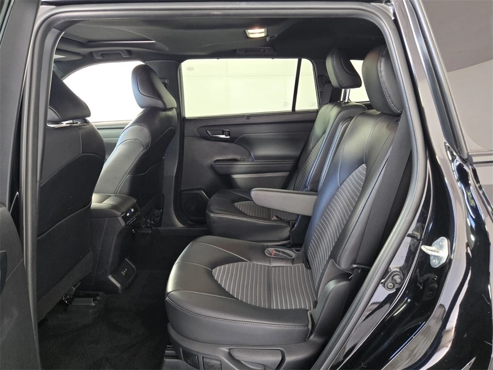 2022 Toyota Highlander - Image 15 of 21