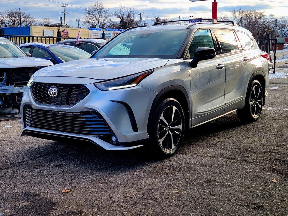 2022 Toyota Highlander - Image 8 of 21