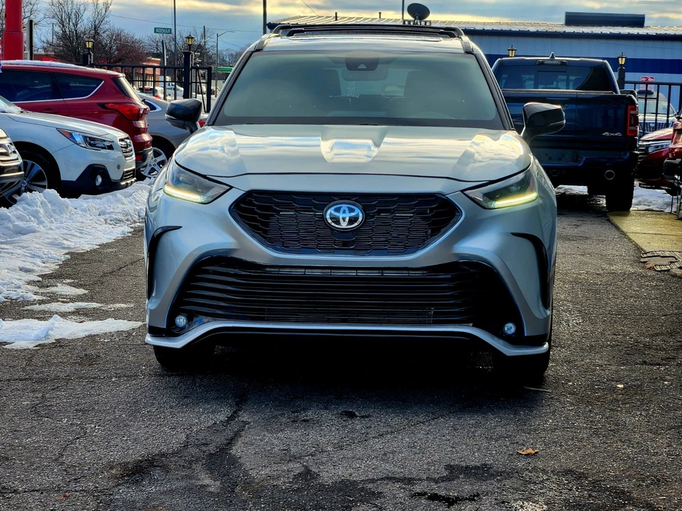 2022 Toyota Highlander - Image 2 of 21