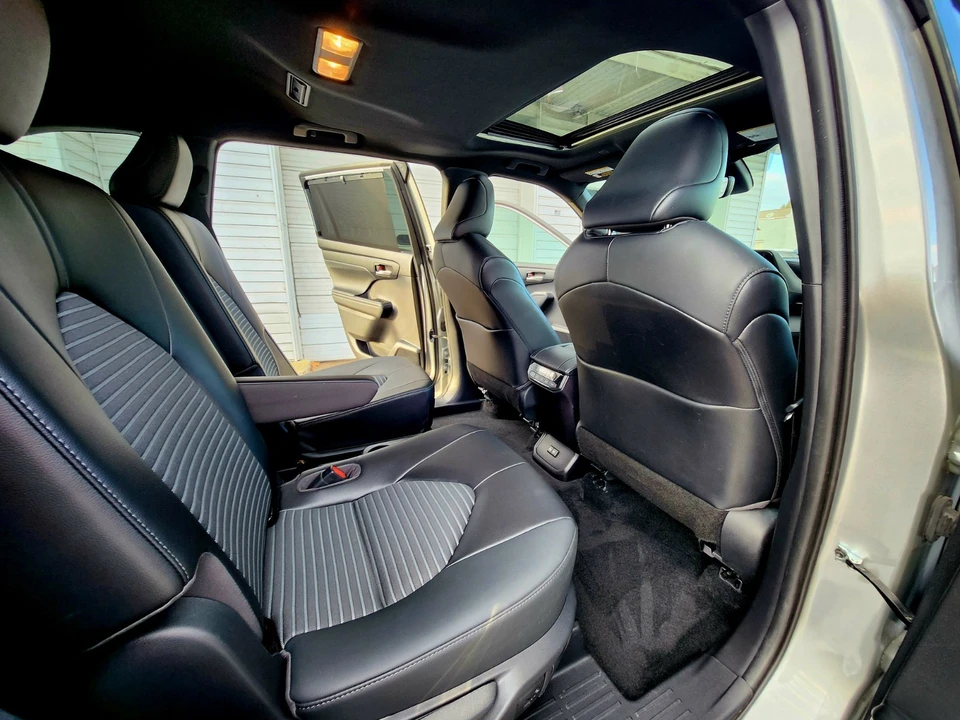 2022 Toyota Highlander - Image 12 of 21