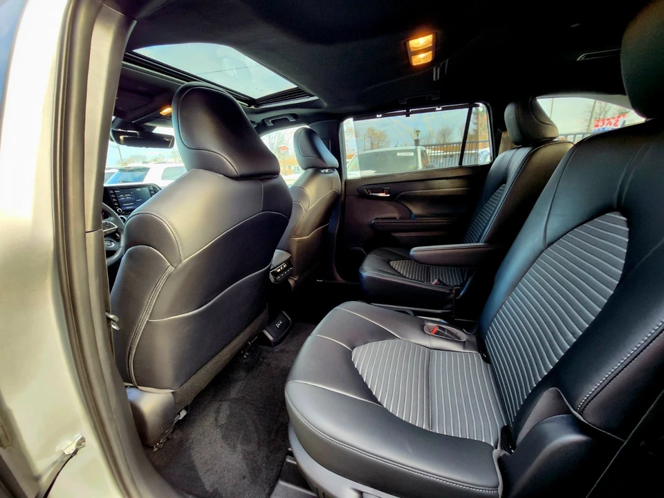 2022 Toyota Highlander - Image 16 of 21