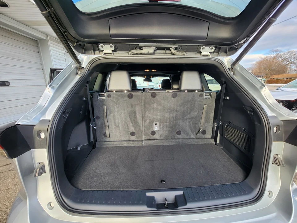 2022 Toyota Highlander - Image 13 of 21