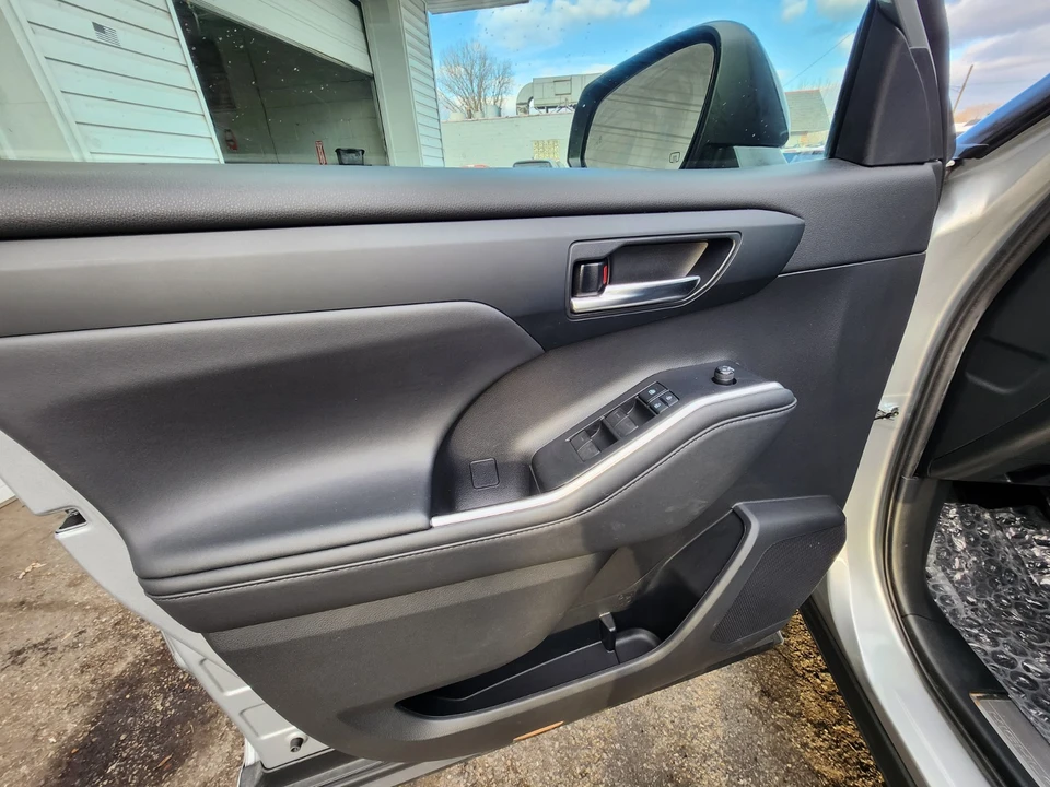 2022 Toyota Highlander - Image 19 of 21