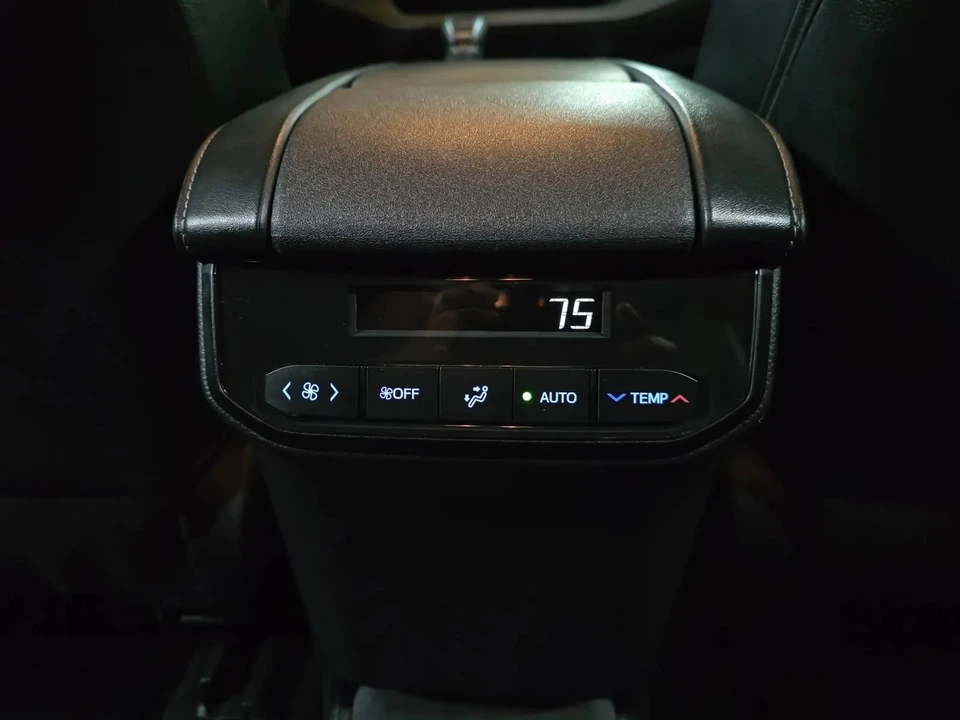 2022 Toyota Highlander - Image 17 of 21