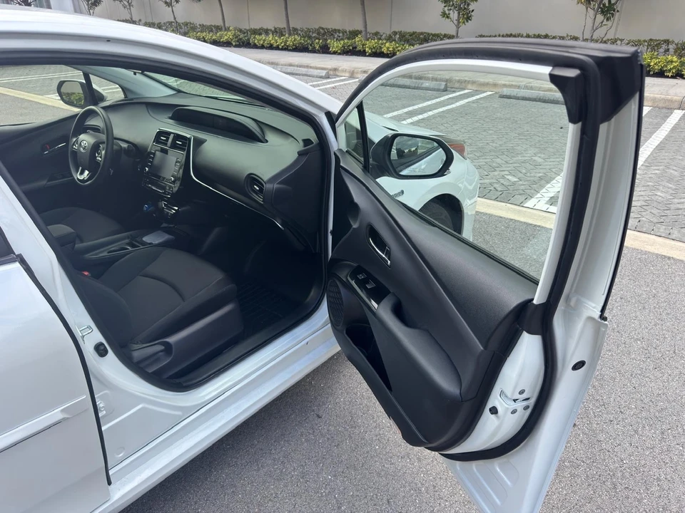 2022 Toyota Prius 4th Gen - Image 12 of 21
