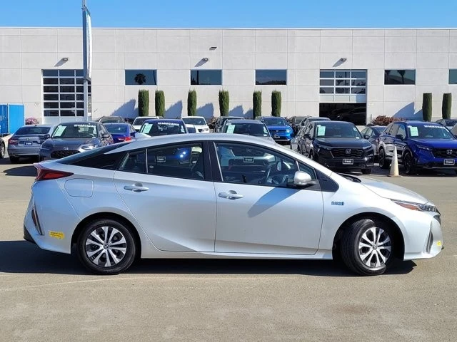 2022 Toyota Prius 4th Gen - Image 4 of 12