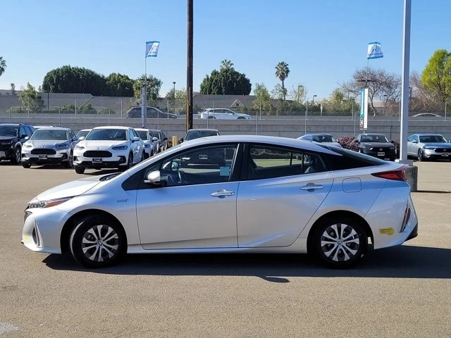 2022 Toyota Prius 4th Gen - Image 8 of 12