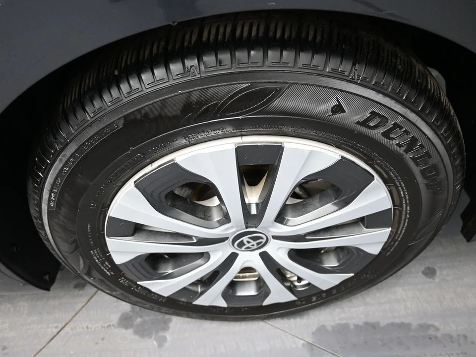 2022 Toyota Prius 4th Gen - Image 15 of 21