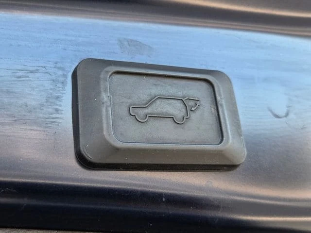 2022 Toyota RAV4 5th Gen - Image 17 of 20