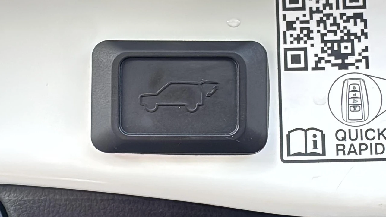 2022 Toyota RAV4 5th Gen - Image 16 of 21