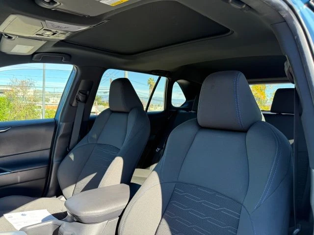 2022 Toyota RAV4 5th Gen - Image 18 of 21