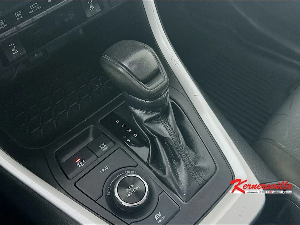 2022 Toyota RAV4 5th Gen - Image 16 of 21