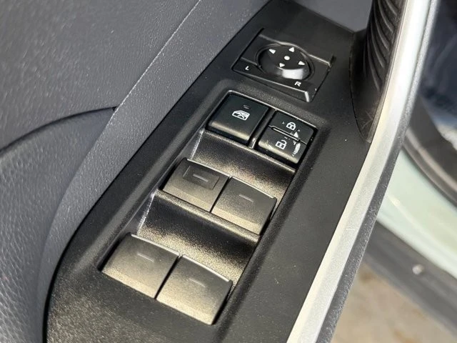 2022 Toyota RAV4 5th Gen - Image 19 of 21