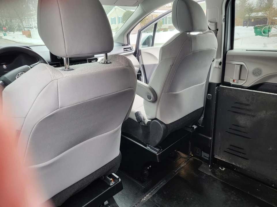 2022 Toyota Sienna 4th Gen - Image 10 of 11