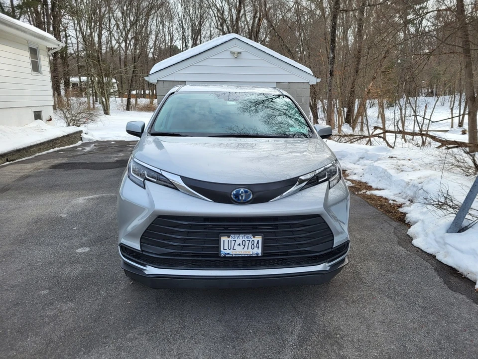 2022 Toyota Sienna 4th Gen - Image 9 of 11