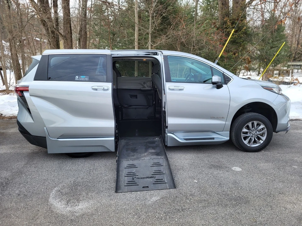 2022 Toyota Sienna 4th Gen - Image 2 of 11