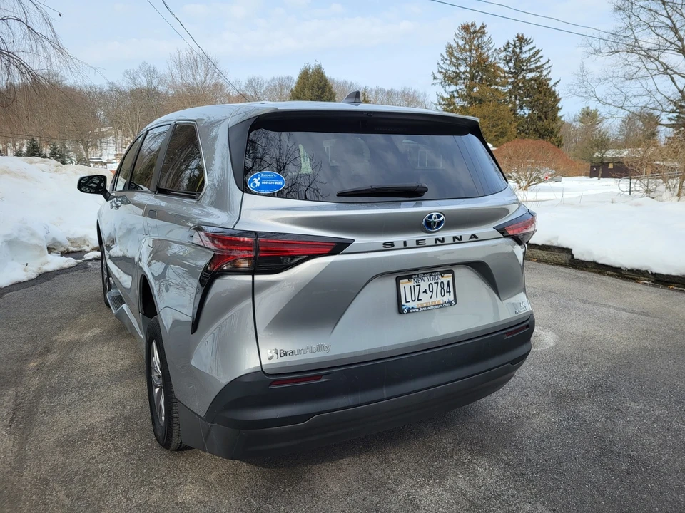 2022 Toyota Sienna 4th Gen - Image 5 of 11