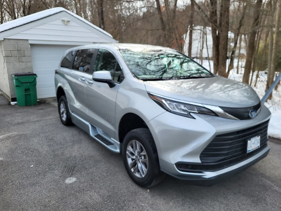 2022 Toyota Sienna 4th Gen - Image 3 of 11