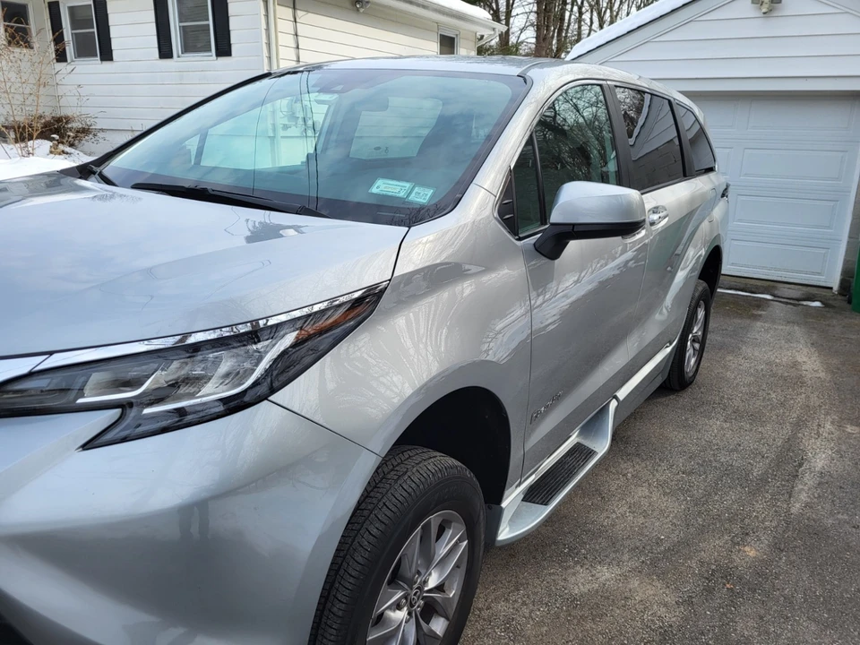 2022 Toyota Sienna 4th Gen - Image 4 of 11