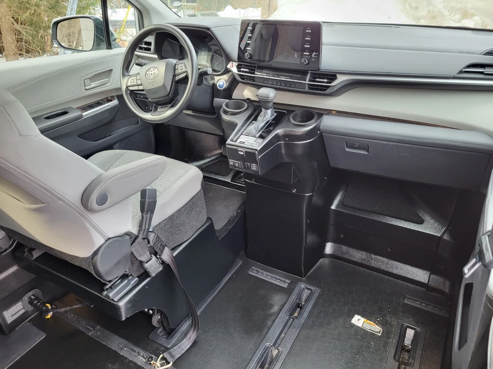 2022 Toyota Sienna 4th Gen - Image 7 of 11