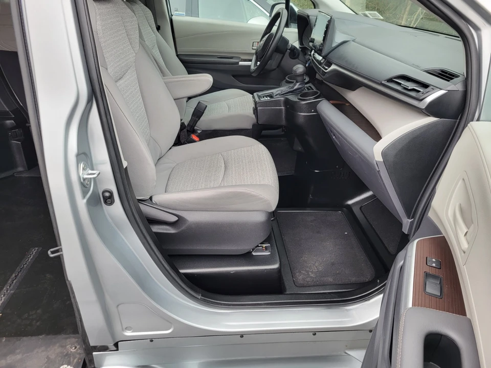 2022 Toyota Sienna 4th Gen - Image 11 of 11