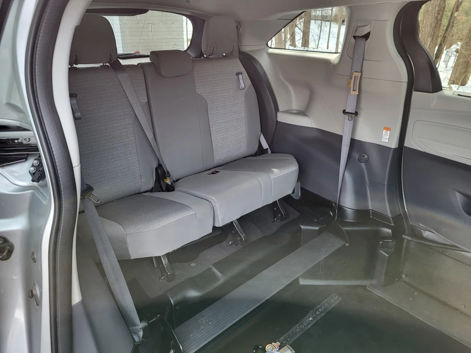 2022 Toyota Sienna 4th Gen - Image 8 of 11