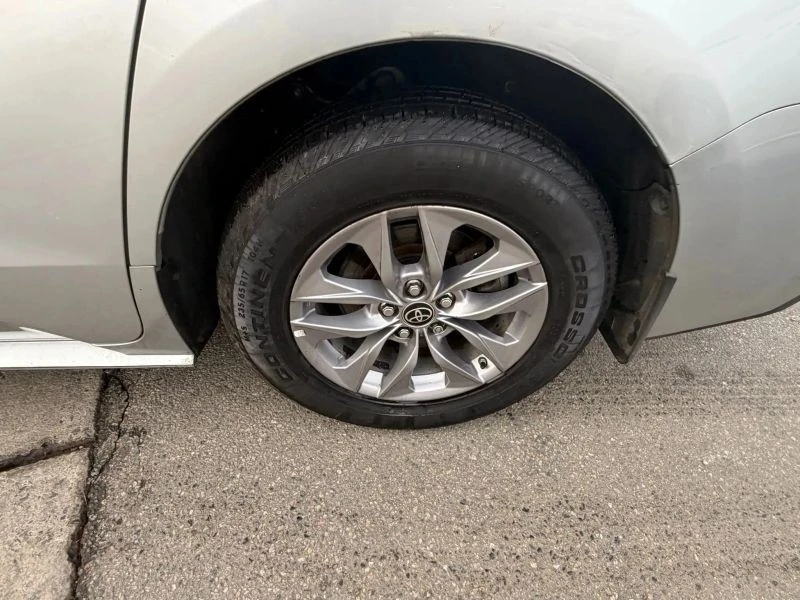 2022 Toyota Sienna 4th Gen - Image 9 of 12