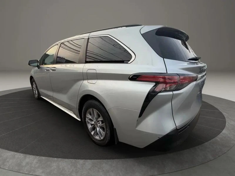 2022 Toyota Sienna 4th Gen - Image 7 of 12