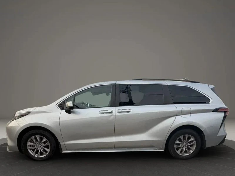 2022 Toyota Sienna 4th Gen - Image 8 of 12