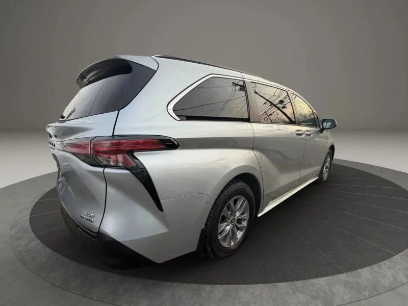 2022 Toyota Sienna 4th Gen - Image 5 of 12