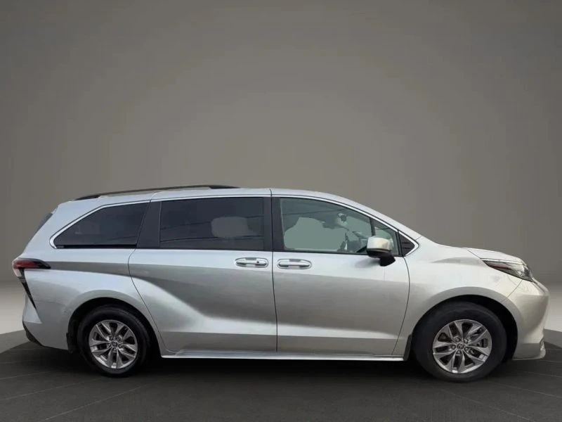 2022 Toyota Sienna 4th Gen - Image 4 of 12