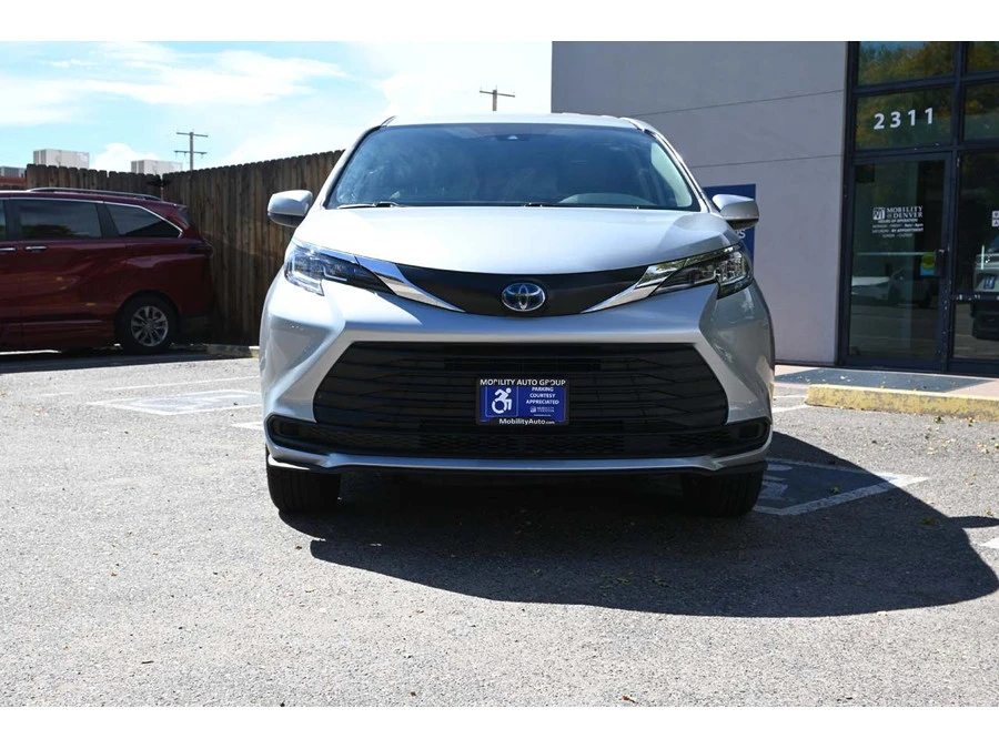 2022 Toyota Sienna 4th Gen - Image 4 of 12