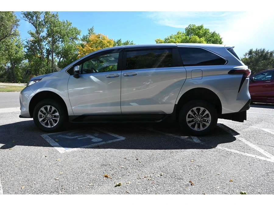 2022 Toyota Sienna 4th Gen - Image 9 of 12