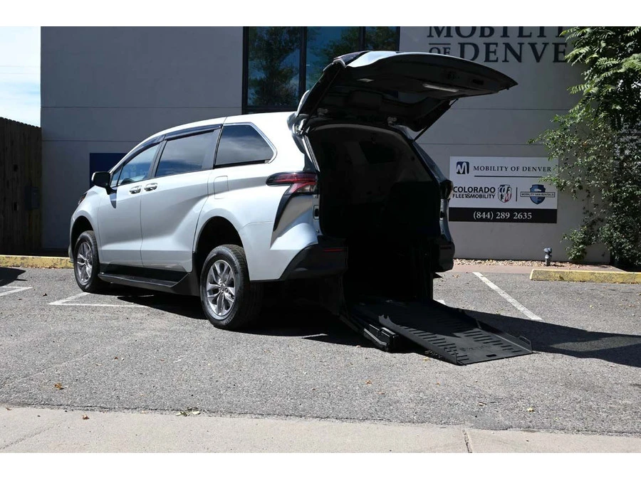 2022 Toyota Sienna 4th Gen - Image 2 of 12