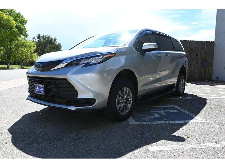 2022 Toyota Sienna 4th Gen - Image 10 of 12