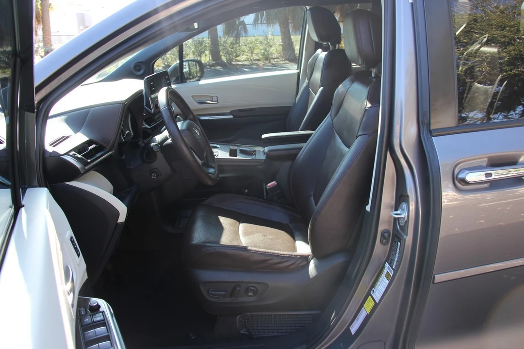 2022 Toyota Sienna 4th Gen - Image 15 of 21