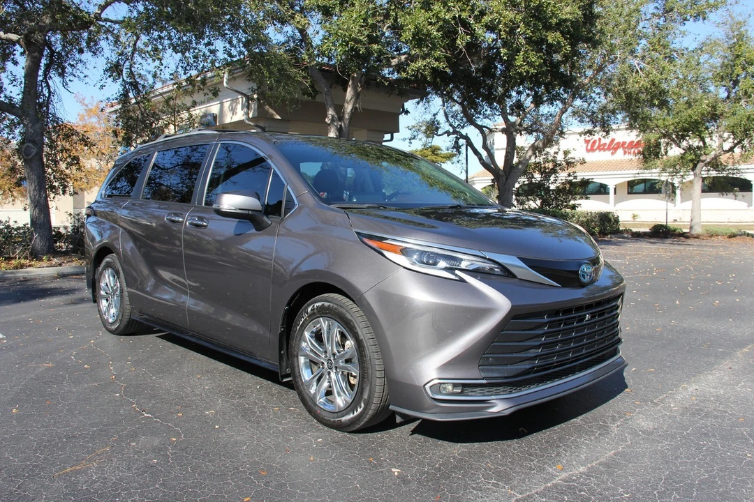 2022 Toyota Sienna 4th Gen - Image 11 of 21