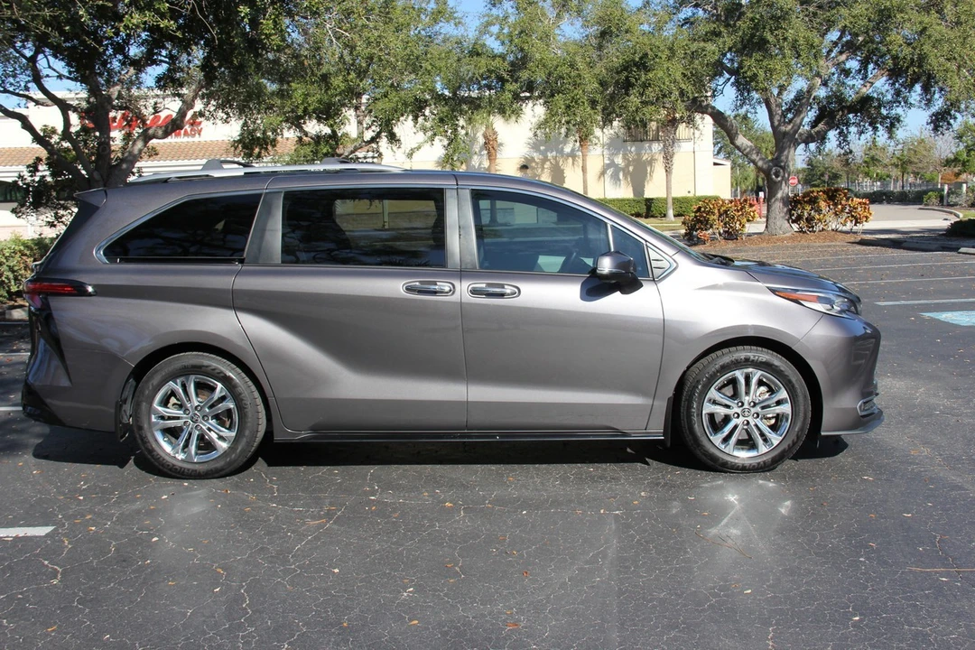 2022 Toyota Sienna 4th Gen - Image 10 of 21