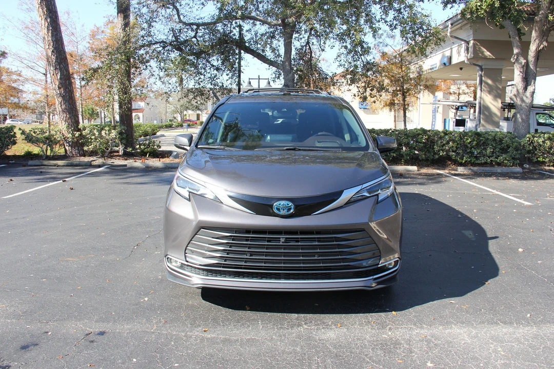 2022 Toyota Sienna 4th Gen - Image 2 of 21